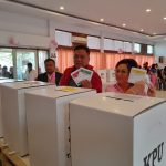 Gubernur Olly dan Istri Berikan Hak Suara di TPS 3 Bumi Beringin, Ajak Warga Sukseskan Pesta Demokrasi